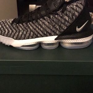 Lebron 16 Oreo